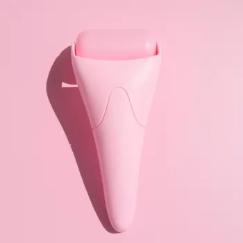 Ice Facial Roller: Correct Technique for Puffiness & Redness